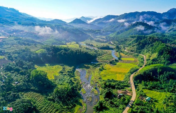 Tuyến đường Trường Sơn Đông uốn lượn thơ mộng bên dòng suối Nước Bua đoạn qua xã Sơn Bua, huyện vùng cao Sơn Tây (Quảng Ngãi).
