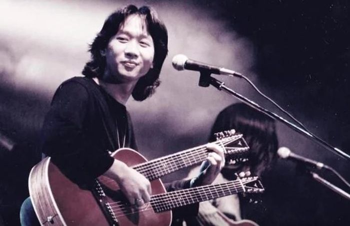 Cách đây 27 năm khi đang biểu diễn trong một chương trình nghệ thuật tại Tokyo (Nhật Bản), thành viên của ban nhạc rock nổi tiếng Hong Kong BEYOND - Huỳnh Gia Câu bị ngã khỏi sân khấu cao 10 m. Anh bất tỉnh tại chỗ và nhanh chóng được đưa vào bệnh viện cấp cứu nhưng không qua khỏi. Huỳnh Gia Câu ra đi ở tuổi 31 vào ngày 30/6/1993. Tai nạn của nam ca sĩ được xếp vào danh sách những sự cố sân khấu kinh hoàng nhất showbiz Hoa ngữ. Ảnh: Sohu.