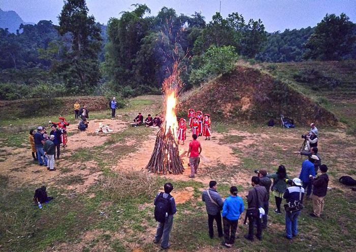 Đây là một nét đẹp trong đời sống văn hóa tinh thần của người Pà Thẻn, đối với người Pà Thẻn, vị thần tối cao nhất là thần Lửa, vì lửa mang lại sự may mắn, no ấm cho họ.