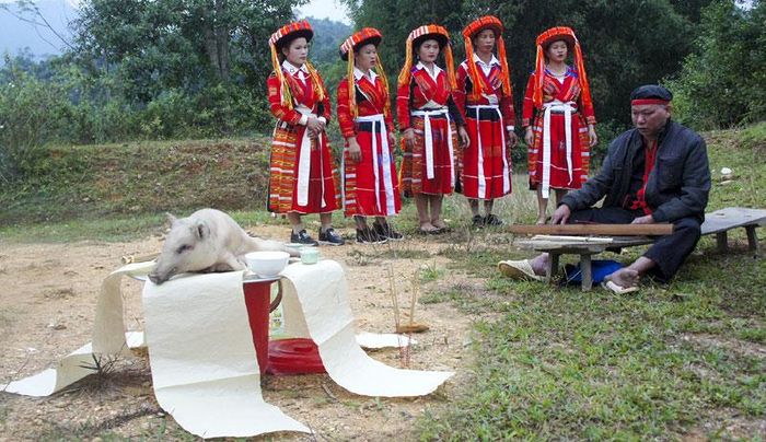 Trước khi nhảy lửa, thầy cúng làm lễ xin thổ công, thổ địa cho phép nhảy lửa, rồi đến lễ cúng thần Lửa.
