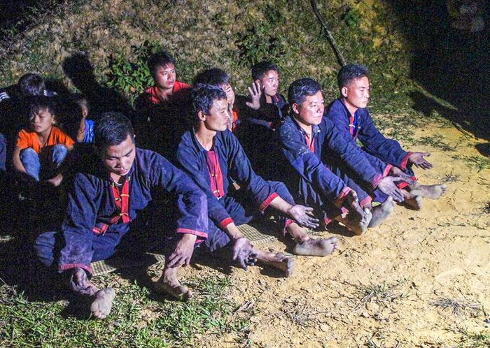 Những thành viên trong đội nhảy lửa sau khi đã trình diễn xong, họ ''công khai'' xòe tay, chân của mình để chứng minh điều kỳ diệu - các bàn tay và bàn chân hoàn toàn không bị cháy bỏng, xước sát gì.