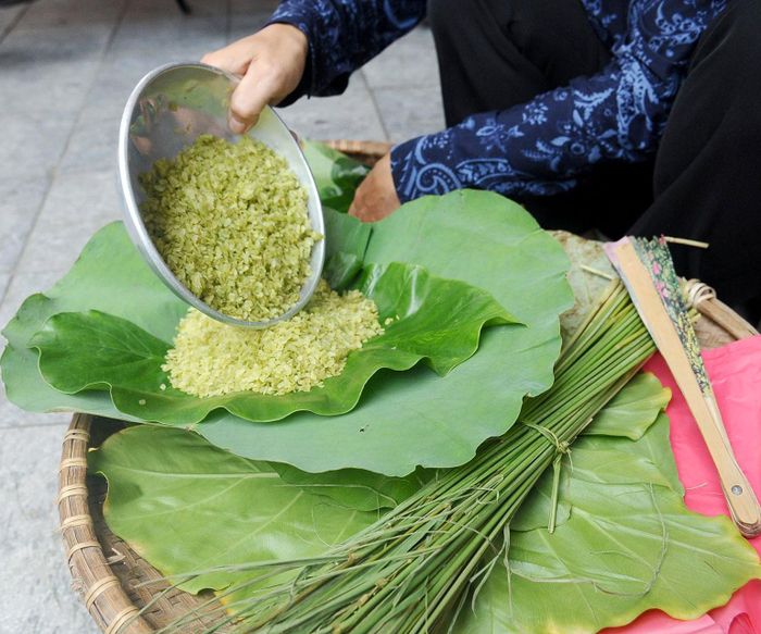 Thứ quà được bọc lại với màu xanh của lá sen, được buộc khéo bằng những dây rơm nếp.
