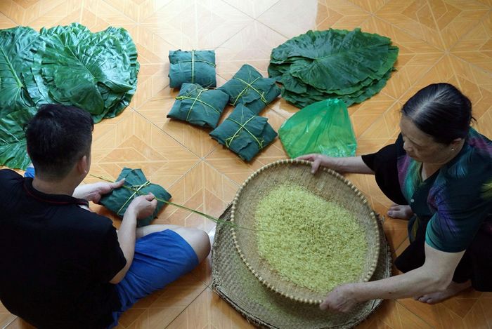 Thu Hà Nội ngoài tiết trời còn có những thức quà gắn với mùa này, đó là cốm.