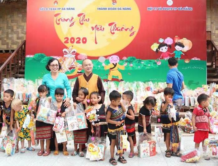 Tổ chức trung thu cho các em dân tộc thiểu số xã Hòa Bắc.