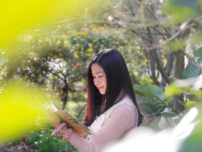 Cô còn được khán giả truyền hình biết đến qua vai trò MC, giám khảo các cuộc thi như Đồ Rê Mí.