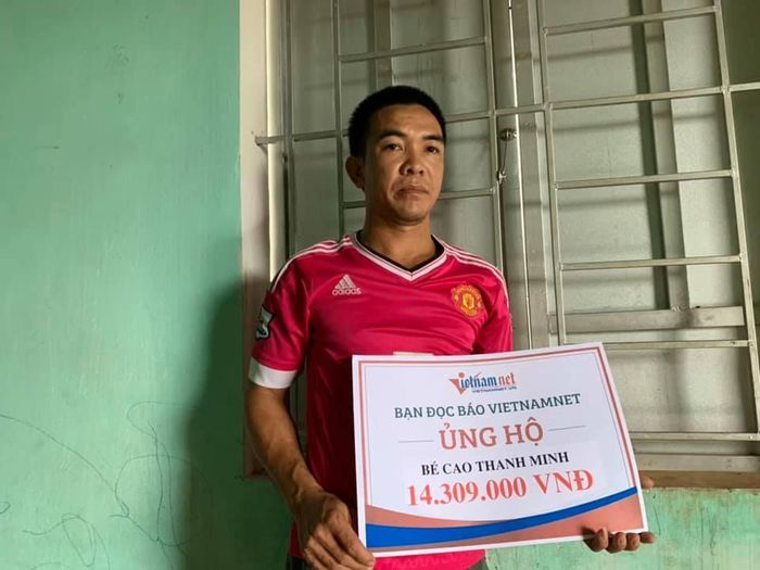 Gia đình bé Minh đón nhận thêm 14 triệu đồng, số tiền độc giả ủng hộ
