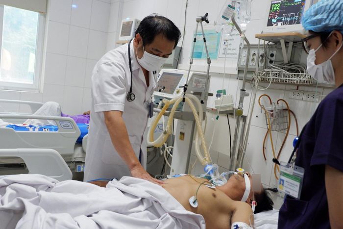 Nam bệnh nhân đang tiếp tục được hồi sức tại Khoa Cấp cứu, Bệnh viện Bệnh nhiệt đới Trung ương
