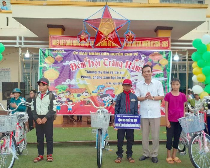 Ông Vương Đức Thông-Chủ tịch Công đoàn Công ty TNHH một thành viên Cao su Chư Sê tặng xe đạp cho học sinh xã Ia Ko. Ảnh: Hoàng Viên