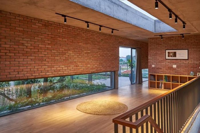 Vật liệu chính trong nhà là gạch đỏ và bê tông trần tạo cảm giác mộc mạc, gần gũi. (Ảnh: Duc Nguyen)