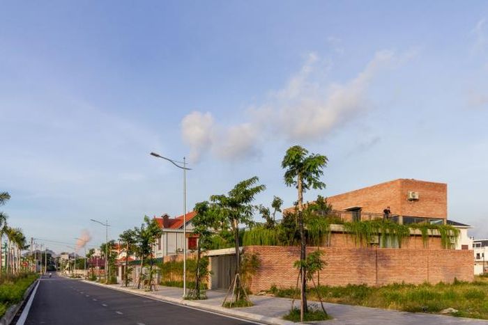 Ngôi nhà được xây dựng ở Mạo Khê, một khu vực đang phát triển về xây dựng đô thị và kinh tế của tỉnh Quảng Ninh. Vùng đất này cũng là trung tâm khai thác than khoáng sản trọng yếu của tỉnh. (Ảnh: Duc Nguyen)