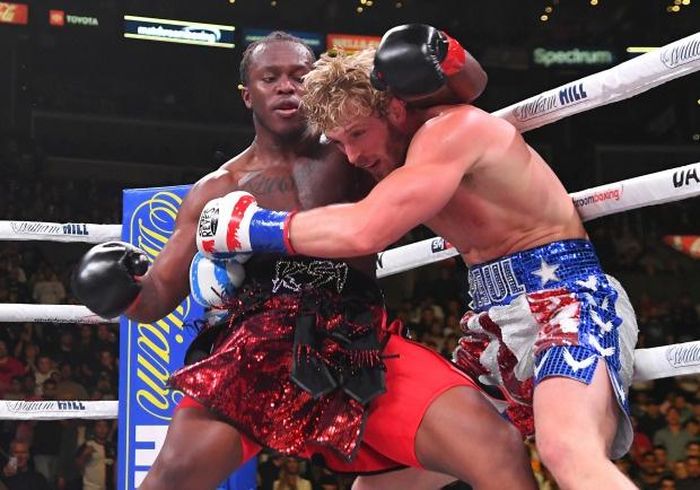 KSI (trái) hạ gục Logan Paul ở hiệp 6 trong trận đấu năm 2019. Ảnh: Getty.
