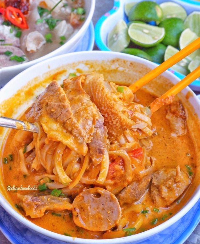 Hủ tiếu nạm, gân, bò viên có nước dùng đậm đà, thịt mềm thơm. Kiểu hủ tiếu sa tế được lòng giới sành ăn nhờ vị bùi béo, cay nhẹ. Rau sống và tương chấm kèm giúp món thêm đậm đà, hấp dẫn. Mức giá từ 60.000 đồng/tô. Ảnh: Chanlovefoods.