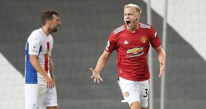 Van de Beek ăn mừng bàn thắng vào lưới Crystal Palace