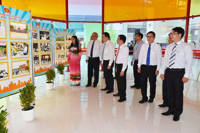 Các đại biểu tham quan triển lãm ảnh chào mừng Đại hội đại biểu Đảng bộ TPHCM