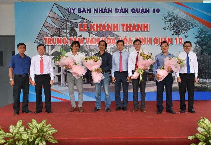 Lãnh đạo quận 10 tặng hoa cho các đơn vị tham gia thực hiện công trình