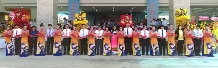 Các đại biểu cắt băng khánh thành Trung tâm Văn hóa Hòa Bình