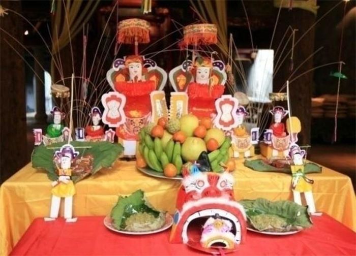Mâm cỗ Trung thu cầu kỳ hơn còn có hình ảnh 2 ông tiến sĩ giấy với ý nghĩa mong cho con cháu trong nhà học hành tấn tới, đỗ đạt. Đồng thời, cầu chư vị thần linh bảo vệ những đứa trẻ, mang may mắn tới cho gia đình.