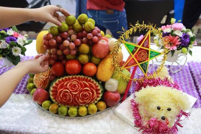 Mâm bánh trái có rất nhiều hoa quả, bánh kẹo, đồ chơi mà trẻ nhỏ thích, vì thế không nhất thiết phải đặt vào mâm như cỗ cúng gia tiên, chỉ cần đặt lên một chiếc bàn rộng.