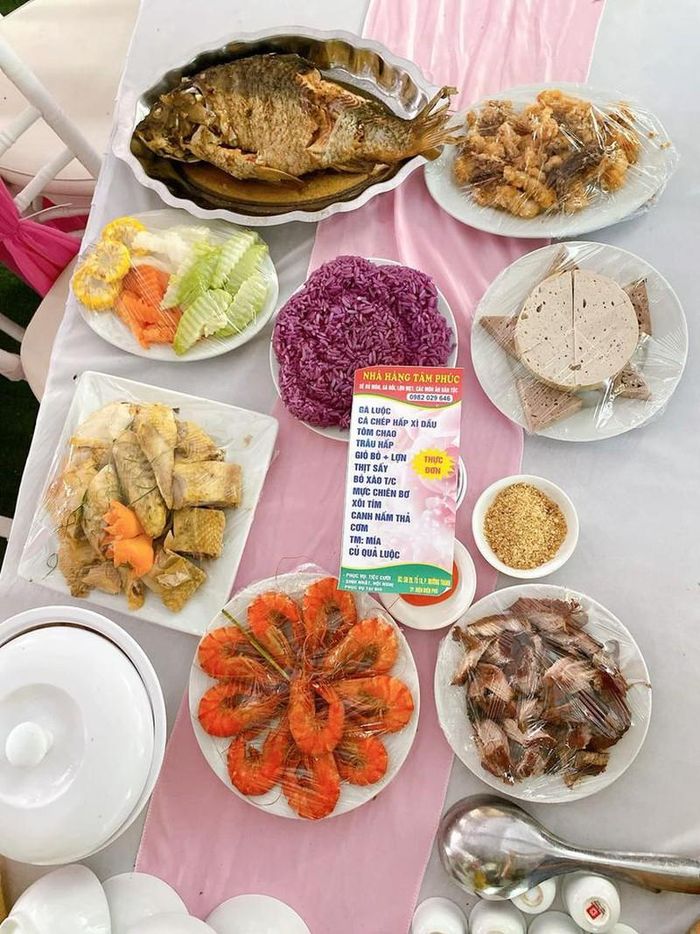 Chủ nhà hàng phải lên mạng xin sự cứu trợ của những người có lòng tốt. Ảnh: Điện Biên Online.