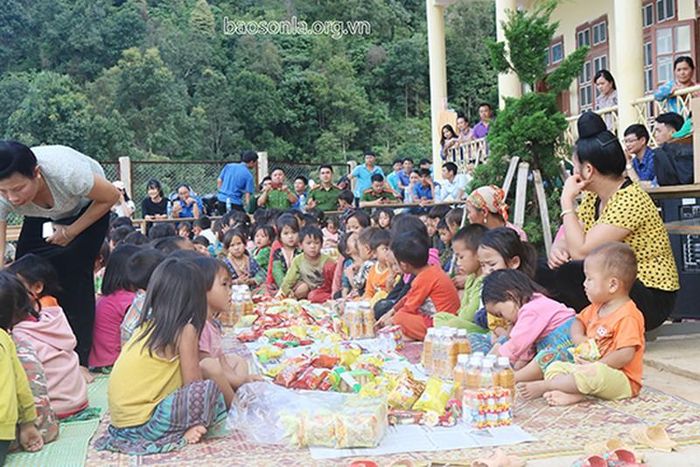 Vui phá cỗ trung thu. Ảnh: Báo Sơn La