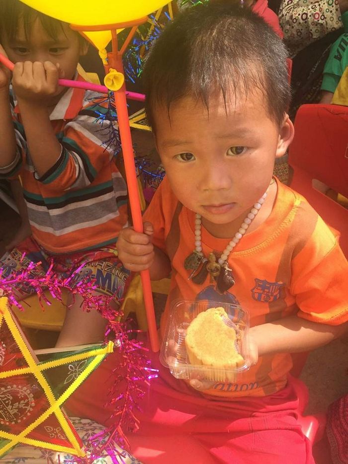 Niềm vui của cháu bé Yên Bái khi nhận được bánh trung thu.