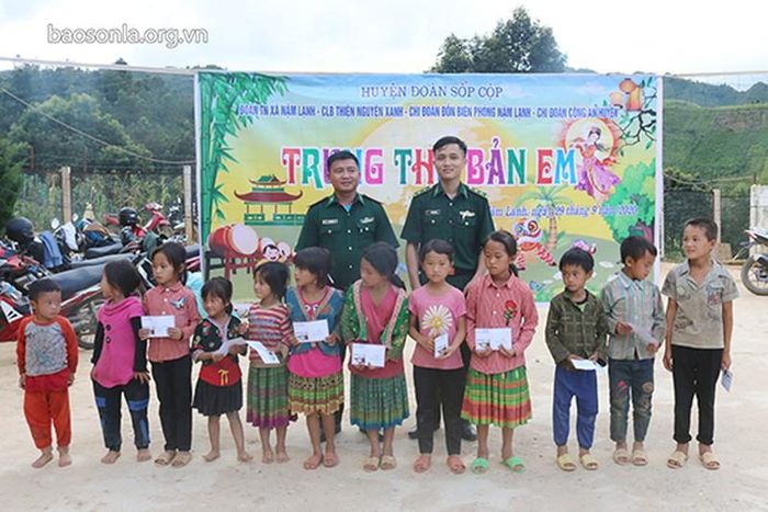 Đại diện Đồn Biên phòng Nậm Lạnh tặng quà cho học sinh điểm trường Hua Lạnh vươn lên trong học tập. Ảnh: Báo Sơn La.