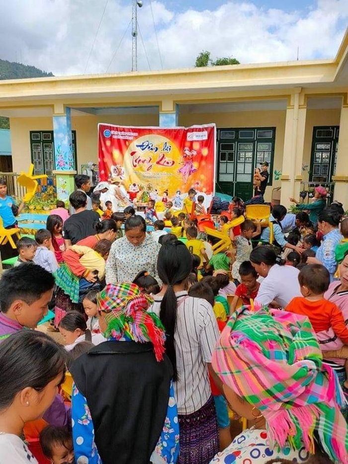 Lần đầu Phá cỗ đêm Trăng mà phải tổ chức từ 10h vì nhận quà xong có bé phải ngược đến gần 20km đường đồi và rừng để trở về bản của mình. Ngoài 15h thì trời nơi đây như buổi tối.