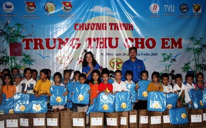 Trung ương đoàn cùng Tỉnh đoàn Thanh Hóa phối hợp với Câu lạc bộ tình nguyện Thủ đô và các đơn vị liên quan tổ chức chương trình “Trung thu cho em”.