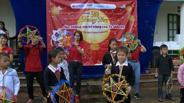 Học sinh vui đón trung thu tại điểm Trường Tà Moòng, thuộc Trường Tiểu học số 1 Dần Thàng, huyện Văn Bàn, tỉnh Lào Cai.