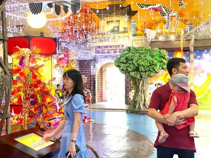 Các bạn nhỏ với ánh mắt lạ lẫm, ngạc nhiên khi lần đầu được bố mẹ đưa đến trải nghiệm ký ức trung thu xưa.