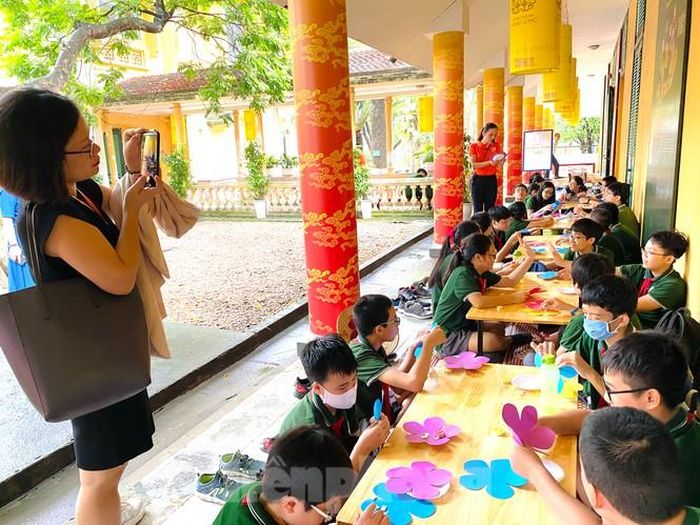 Các du khách nhí khi đến với ký ức trung thu xưa còn được xem biểu diễn múa sư tử, hát trống quân, trải nghiệm làm bánh Trung thu, đèn hoa đăng, tô vẽ mặt nạ giấy bồi, làm diều, tô tượng....