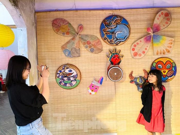Các bạn nhỏ rất hào hứng tạo dáng chụp hình khi được bố mẹ đưa đến thăm quan.