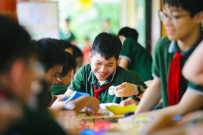 Bạn Phạm Hồng Phúc đến từ lớp 8A0 trường Ngôi Sao Hà Nội đang hào hứng trải nghiệm làm đèn hoa đăng.