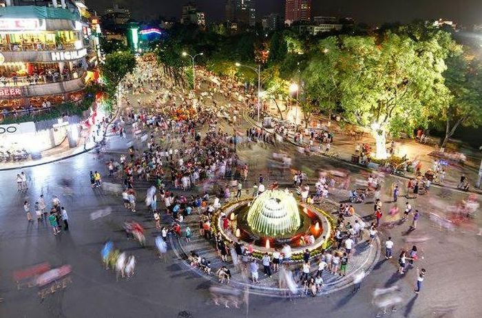 Phố đi bộ Hồ Gươm