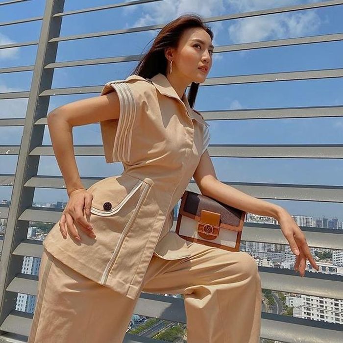 Nữ diễn viên chú trọng sự cân bằng và tiết chế trong phong cách thời trang riêng. Ninh Dương Lan Ngọc khá chuộng các thiết kế thuộc tông màu nâu, be nhã nhặn pha trộn giữa nét cổ điển với các chi tiết hiện đại. 
