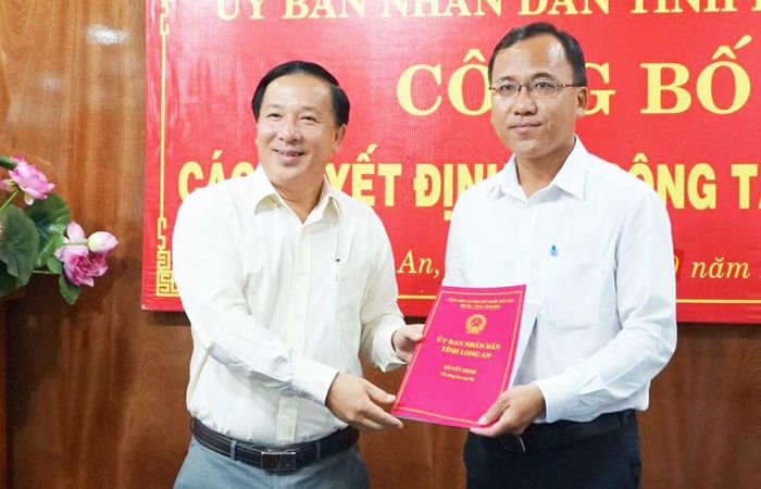 Phó Chủ tịch UBND tỉnh Long An Nguyễn Văn Út trao quyết định và chúc mừng ông Trần Bá Phước.