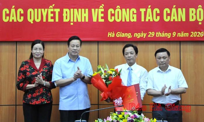 Phó Bí thư Tỉnh ủy, Chủ tịch UBND tỉnh Hà Giang Nguyễn Văn Sơn trao quyết định và chúc mừng ông Hoàng Hải Lý.