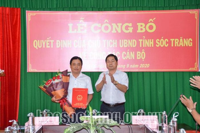 Phó Chủ tịch UBND tỉnh Sóc Trăng Lâm Hoàng Nghiệp trao quyết định và chúc mừng ông Võ Chí Công