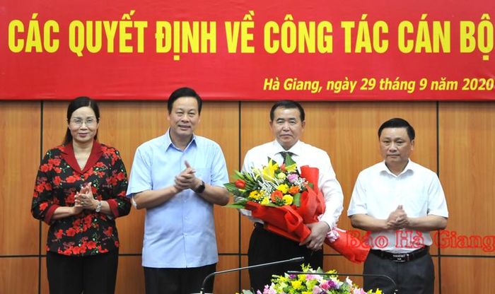 Phó Bí thư Tỉnh ủy, Chủ tịch UBND tỉnh Hà Giang Nguyễn Văn Sơn trao quyết định và chúc mừng ông Nguyễn Văn Tuệ.