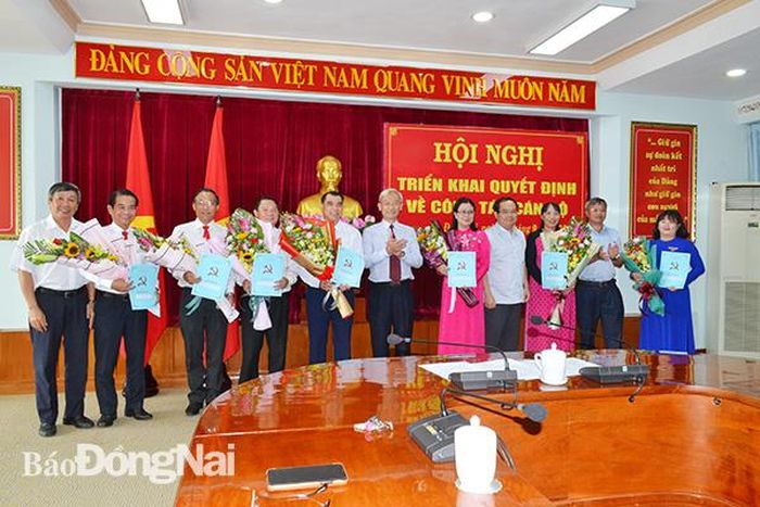Thường trực Tỉnh ủy Đồng Nai chúc mừng các cán bộ được điều động, bổ nhiệm chức vụ mới.