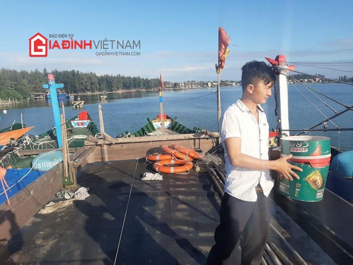 Sau những chuyến ra khơi bám biển, lúc trở về trên tàu của anh lúc nào cũng chở đầy rác.