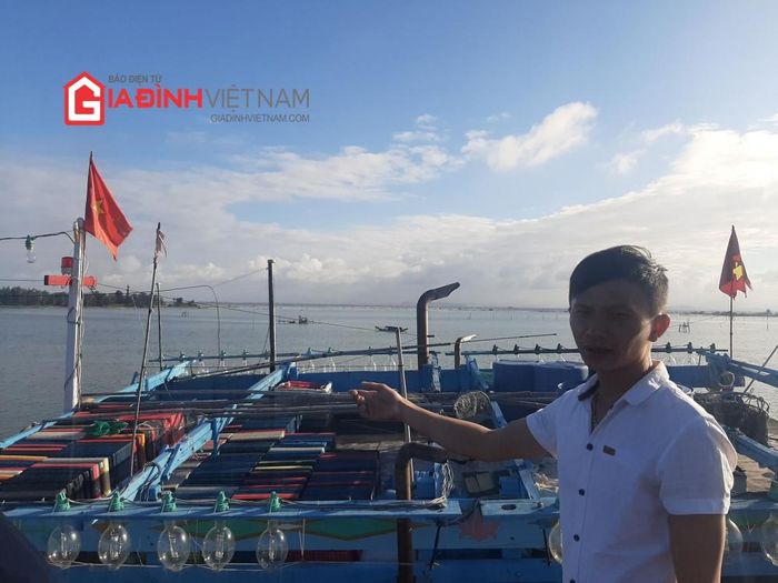 Anh Cường chỉ vào khoang tàu nơi anh thiết kế dành riêng để đựng rác thải vớt được.