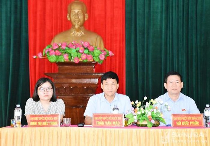 Các đại biểu Quốc hội tiếp xúc cử tri xã Hưng Trung (Hưng Nguyên). Ảnh: Thanh Lê