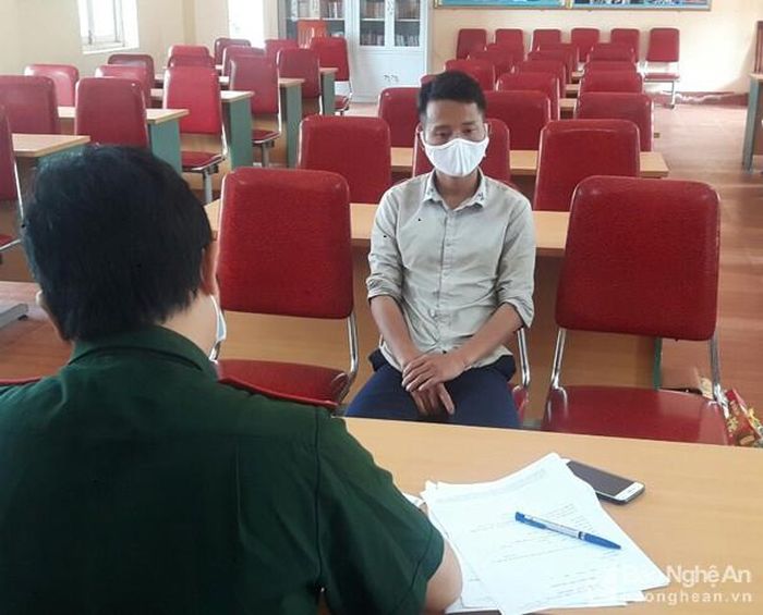 Lấy lời khai đối tượng Già Bá Lư. Ảnh: Anh Bách