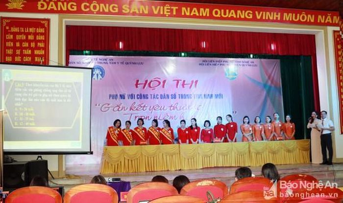 Phần thi kiến thức với chủ đề "Thấu hiểu và sẻ chia". Ảnh: Mỹ Hà