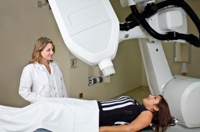 Nếu như bệnh nhân được phẫu thuật bảo tồn tuyến vú, bác sĩ thường sẽ chỉ định xạ trị diện vú để giảm thiểu nguy cơ tái phát tại chỗ. (Ảnh: Internet)