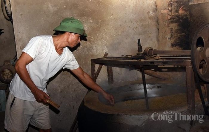 Cốm ngon đòi hỏi kinh nghiệm và bàn tay khéo léo của người thực hiện