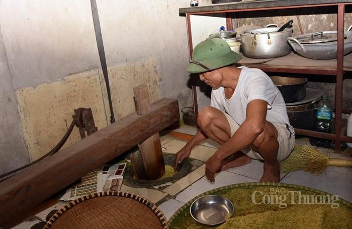 Cho từng mẻ vào cối giã