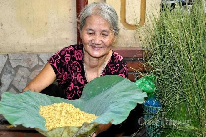 Cốm mới thơm mùi lúa nếp non