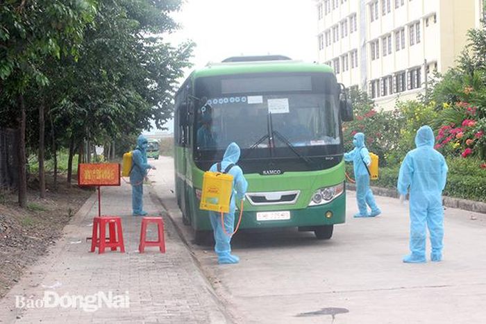 Các lực lượng chức năng đón người từ nước ngoài trở về vào cách ly tại Trường cao đẳng Cảnh sát Nhân dân II ở các đợt trước đó.